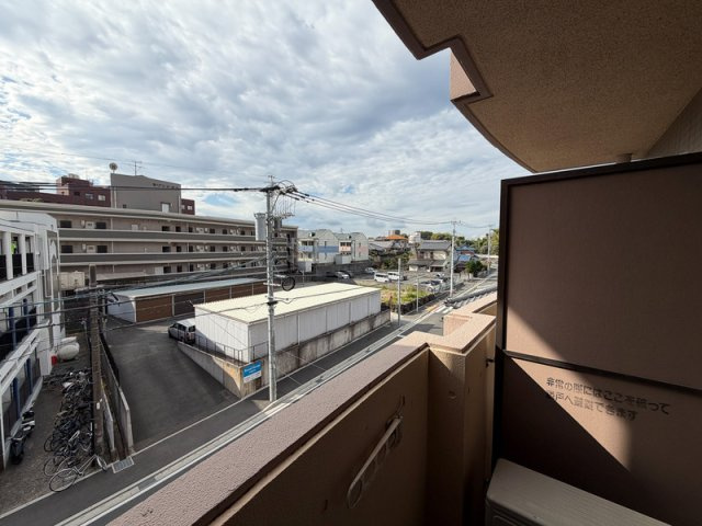  ダイナコート医生ヶ丘　3階のバルコニー|別号室のものになります。現状優先。