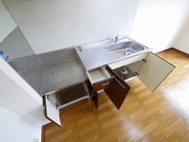 ユーエムアイリスコートのキッチン|コンパクトなキッチンで掃除もラクラク