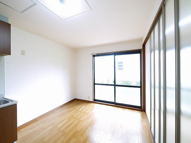 ユーエムアイリスコートの居間・リビング|ゆったりとした居間です