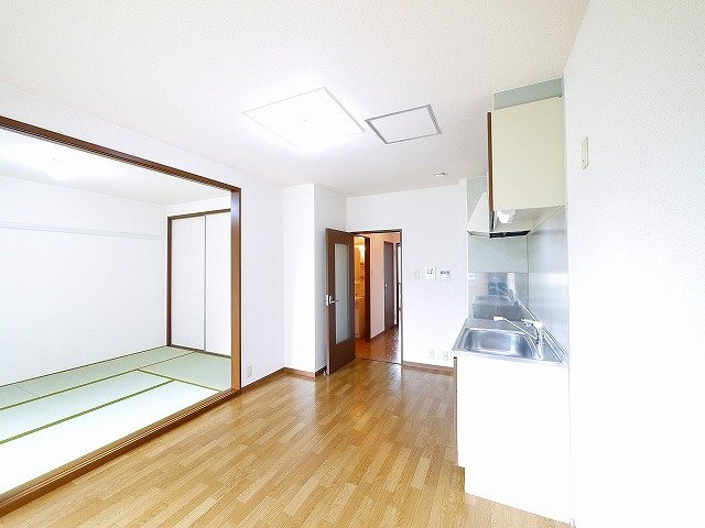 ユーエムアイリスコートの居間・リビング|ゆったり過ごせるリビングです