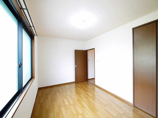 ユーエムアイリスコートの洋室|明るい洋室です