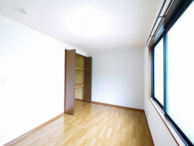 ユーエムアイリスコートの寝室|広くて明るい寝室