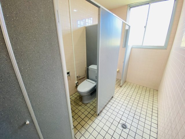 岐阜県中津川市福岡　パチンコ店跡のトイレ|店内 女子トイレ