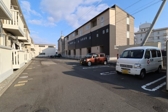 グランドソレイユ　B棟の駐車場