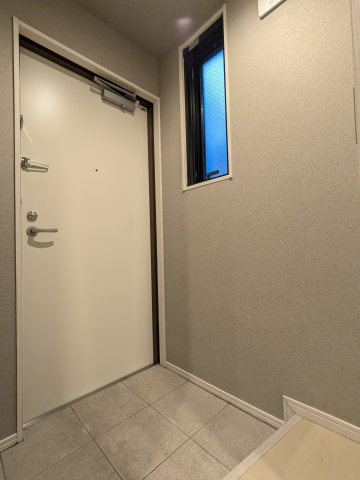 モダンアパートメント武蔵小山の玄関|収納もある玄関です