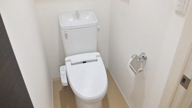 Ｌｏ・ｈｏｕｓｅ Ｓｔｙｌｅ（ロ・ハウススタイル）のトイレ|ウォッシュレット付きトイレ（別部屋の写真）