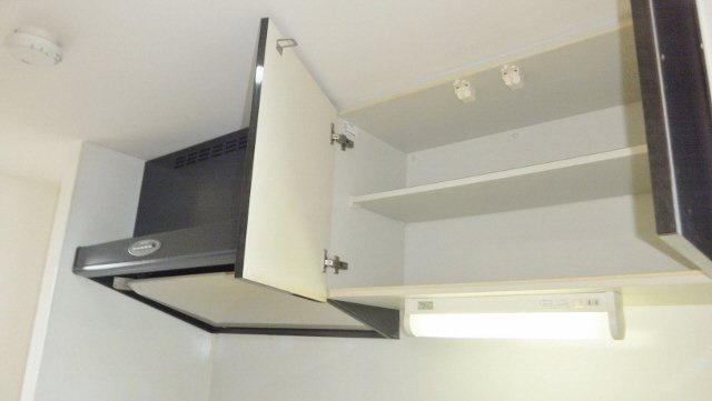 Ｌｏ・ｈｏｕｓｅ Ｓｔｙｌｅ（ロ・ハウススタイル）のキッチン|キッチン上部に棚あります（別部屋の写真）