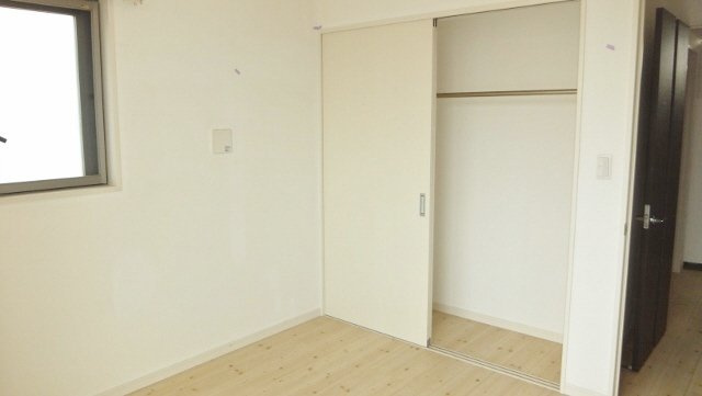 Ｌｏ・ｈｏｕｓｅ Ｓｔｙｌｅ（ロ・ハウススタイル）の居間・リビング|クローゼットタイプの収納（別部屋の写真）