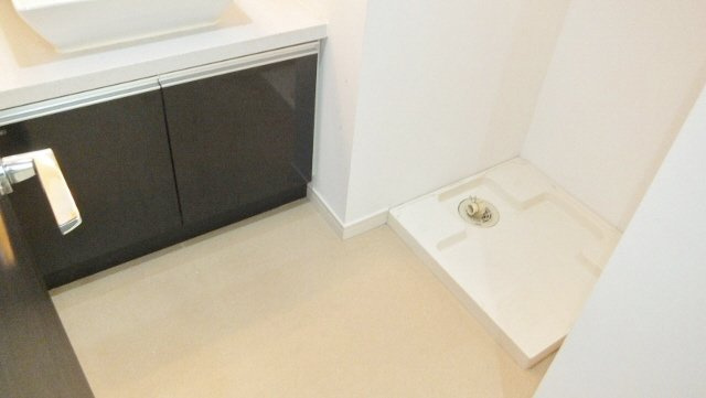 Ｌｏ・ｈｏｕｓｅ Ｓｔｙｌｅ（ロ・ハウススタイル）の洗面所|室内洗濯機置き場（別部屋の写真）