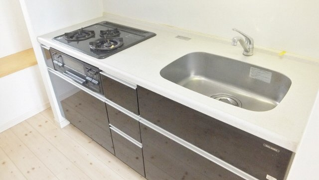 Ｌｏ・ｈｏｕｓｅ Ｓｔｙｌｅ（ロ・ハウススタイル）のキッチン|キッチンも3口グリル付きシステムキッチン（別部屋の写真）