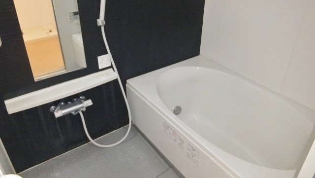 Ｌｏ・ｈｏｕｓｅ Ｓｔｙｌｅ（ロ・ハウススタイル）の浴室|ツートン調のオシャレなバスルーム（別部屋の写真）