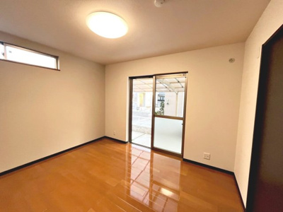 【洋室】 | 東山　中古一戸建 | 【全居室２面採光】明るい室内は、風通しも良く、大変居心地の良い空間となっております♪爽やかな風を感じて起きる朝は、快適生活の始まりに！
