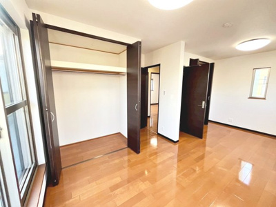 【洋室】 | 東山　中古一戸建 | 【全室収納有】お部屋を広く利用するために必須なクローゼットが付いています♪もちろんお荷物を収納されても良しの勝手の良いクローゼットは嬉しいですね♪