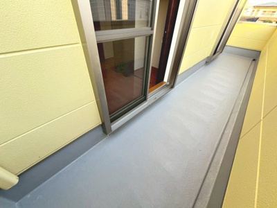 【バルコニー】 | 東山　中古一戸建 | バルコニーに屋根が付いているので、突然の雨でも洗濯物が濡れにくく安心ですね♪