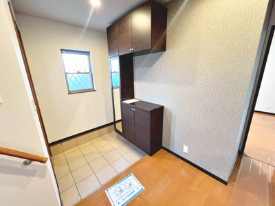 【玄関】 | 東山　中古一戸建 | 玄関にシューズボックスありますよ！玄関周りもスッキリ片付きますね♪