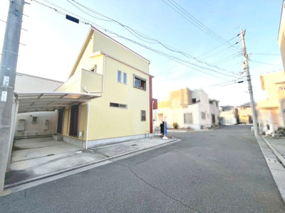 【前面道路含む現地写真】 | 東山　中古一戸建 | 【閑静な住宅地でのびのび子育て】閑静な住宅地で子育て家族にピッタリ。毎日のお散歩も快適な緑に恵まれたエリアです。
