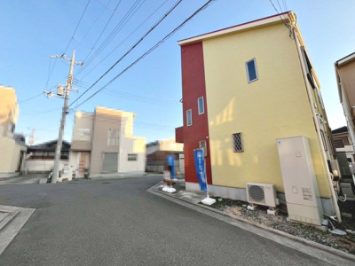 【前面道路含む現地写真】 | 東山　中古一戸建 | 前面道路約５．７ｍ！広々運転の苦手な方も安心ですね！