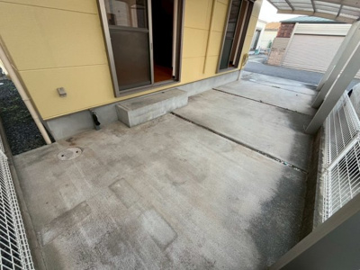 【駐車場】 | 東山　中古一戸建 | 【駐車場】広々とした駐車場です！自転車も楽々に置けますね！カーポート付ですので、雨の日のも愛車が濡れにくく嬉しいですね♪
