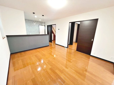 【居間・リビング】 | 東山　中古一戸建 | 北・東向きの二方道路！日当り・通風良好！たっぷりの陽光に包まれる明るい住まいに気持ちも明るくなりますね♪