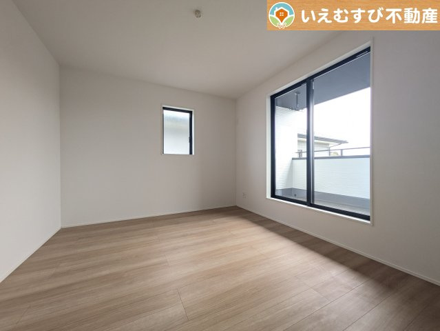 GRAFARE　行田市桜町の洋室|シンプルで明るいお部屋
2面採光で日当り良好！シンプルなお部屋なので自分で家具を選ぶのが楽しみですね！