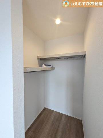 GRAFARE　行田市桜町の収納|たっぷりの収納力を備えたウォークインクローゼット
たくさん収納できるので季節物やかさばるバッグなども片付きます♪