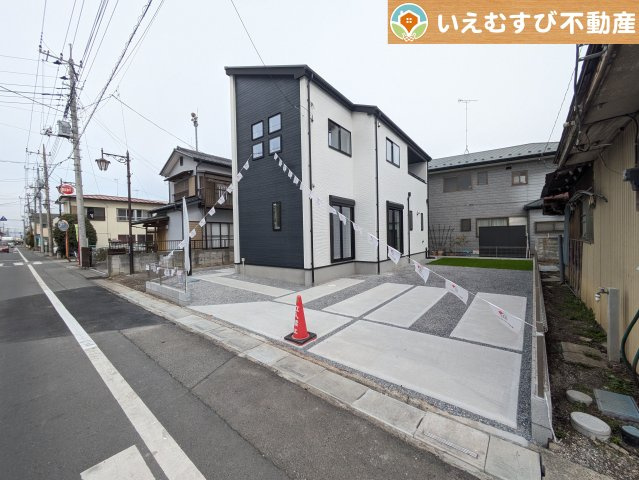 GRAFARE　行田市桜町の駐車場|3台駐車可能なゆとりのカースペース
複数台車をお持ちでも、お友達が遊びに来てもゆとりの駐車スペース！