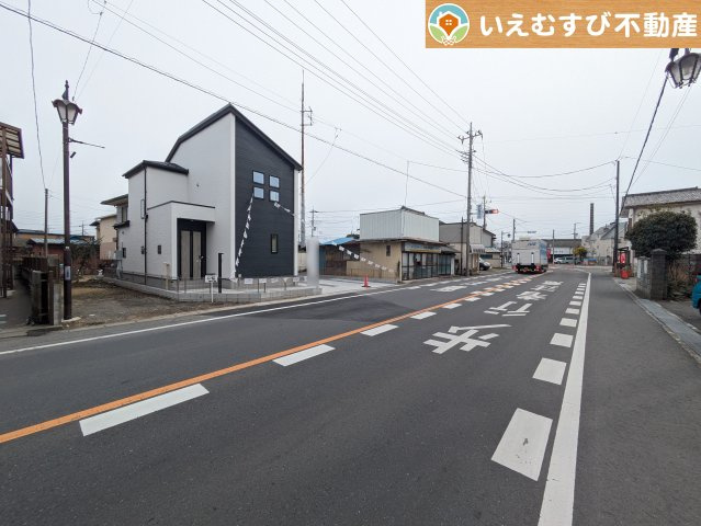 GRAFARE　行田市桜町の前面道路含む現地写真|広々2車線の前面道路
間口が広くお車の出し入れも問題なく行えるスペースが確保されていて安心♪