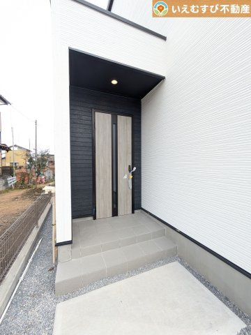 GRAFARE　行田市桜町のエントランス|落ち着いた色づかいのエントランス
駐車場からアクセスの良いエントランス。雨の日や荷物が多くても安心の動線♪