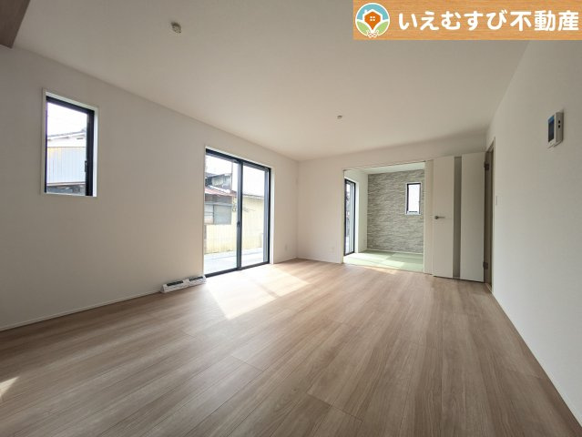 GRAFARE　行田市桜町の居間・リビング|ナチュラルな色合いで落ち着いた印象のリビングダイニング
ぬくもりのあるナチュラルな空間。グリーンを飾っても相性が良さそうですね♪