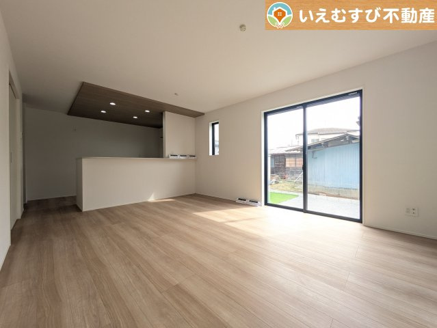 GRAFARE　行田市桜町の居間・リビング|開放感と家族との距離感にこだわったＬＤＫ
採光たっぷりのリビングで休日には家族みんなでくつろげそうですね♪