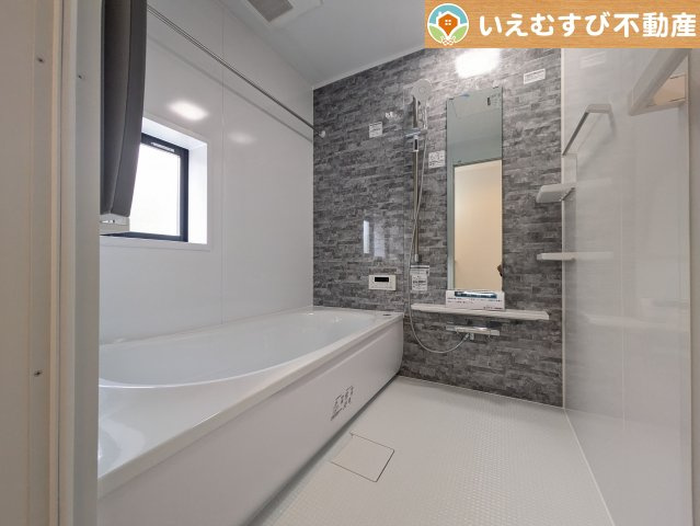 GRAFARE　行田市桜町の浴室|クールなグレーが高級感を演出
おしゃれな雰囲気の浴室。ゆとりの空間で一日の疲れをしっかりリセット♪