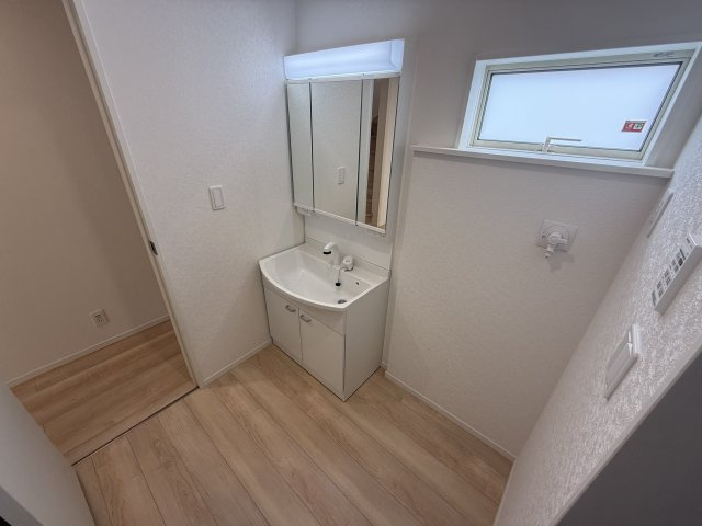 那覇市識名１丁目戸建　１号棟の独立洗面台|朝の支度にも助かる、独立の洗髪洗面化粧台