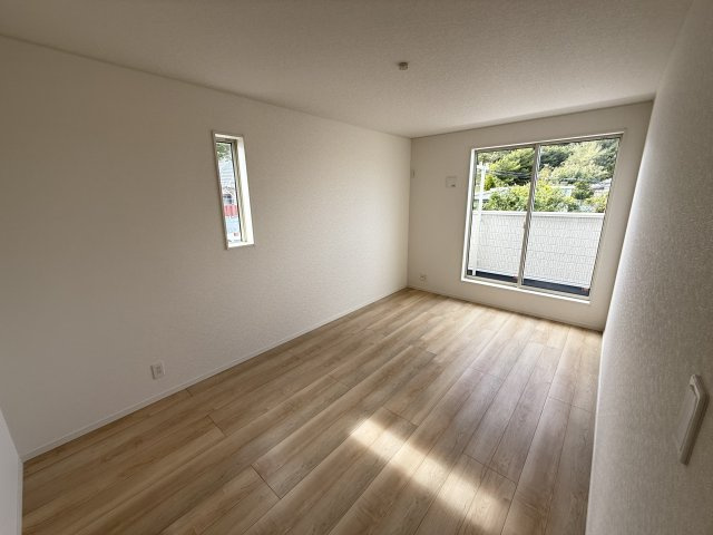 那覇市識名１丁目戸建　１号棟の洋室|明るい洋室です