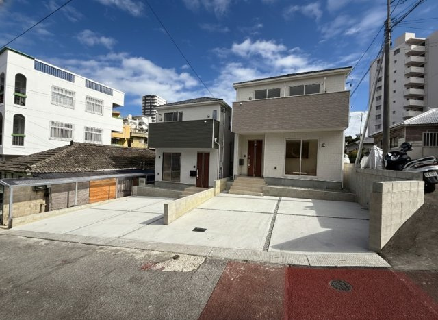 那覇市識名１丁目戸建　１号棟の駐車場|駐車場に車を止められます