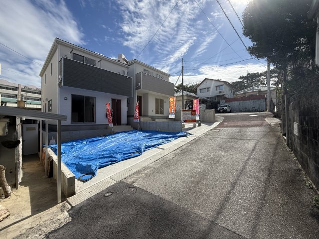 那覇市識名１丁目戸建　１号棟の前面道路含む現地写真|前面道路含む現地写真です