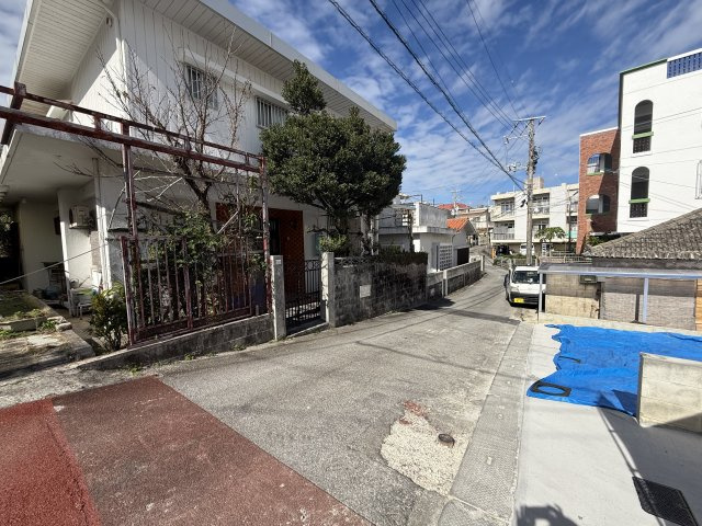 那覇市識名１丁目戸建　１号棟の前面道路含む現地写真|前面道路含む現地写真です