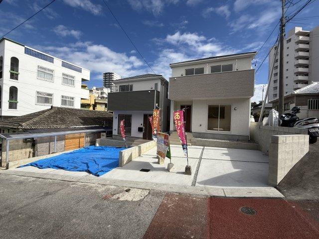 那覇市識名１丁目戸建　１号棟の駐車場|駐車場に車を止められます