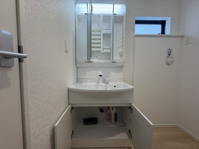 糸満市喜屋武　第6（全3棟）2・3号棟の独立洗面台|3号棟　三面鏡付き洗髪洗面化粧台♪