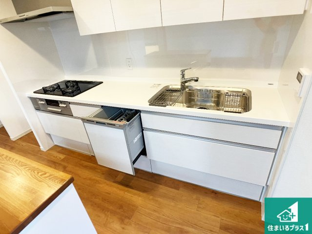 レピア垂水五色山のキッチン|吊戸棚付きで収納スペースがしっかりあるので、お好きな食器を揃えられます！