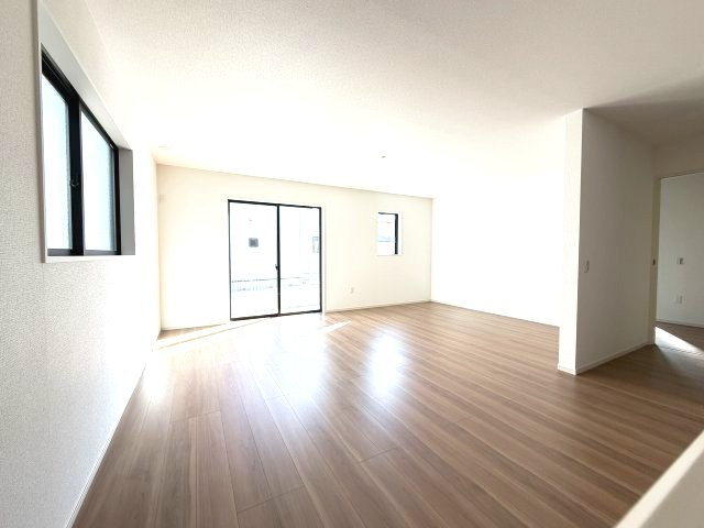 アーバンスタイル前橋市北代田町1期　3号棟の居間・リビング|カウンターキッチンなのでお料理をしながら会話もできます。
夕食の支度をしながら、お子様の様子も見られて自然と会話も増えますよ♪
