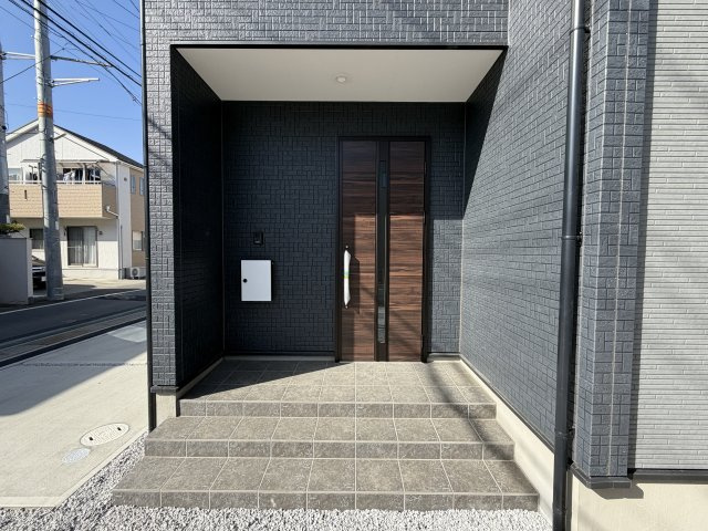 アーバンスタイル前橋市北代田町1期　3号棟の玄関|高級感のある玄関です。タイル敷なのでお掃除も楽々ですよ♪