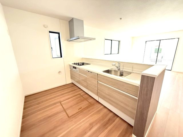 アーバンスタイル前橋市北代田町1期　3号棟のキッチン|人気のカウンターキッチン採用です☆
コンロも３口ご用意しています！調理スペースも広くストレスなくお料理できます。
浄水器つきなので美味しいお水も飲めますよ♪