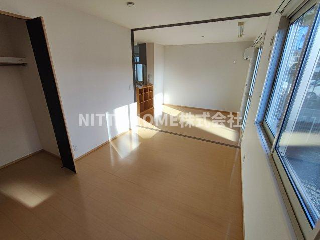 グランモアⅡの内装|リビングの隣は６帖の洋室になります＊