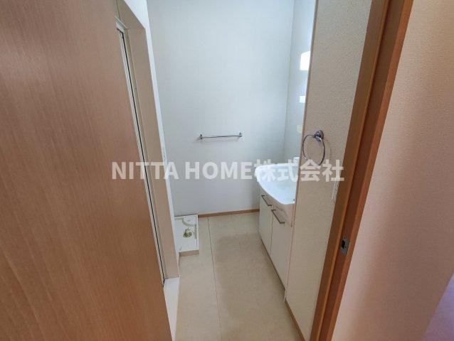 グランモアⅡの洗面所|スペースが確保できる洗面所です◇