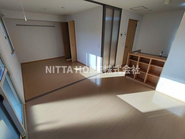 グランモアⅡの寝室|テラスから日差しが差し込みます♪