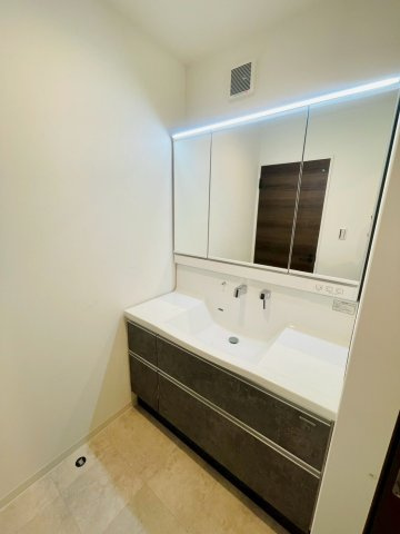 常盤下田町のその他|【施工例】ミラーキャビネットのため、メイク用品や洗顔小物などのスッキリ収納できます！アクセントクロスにすることでオシャレ感アップ！