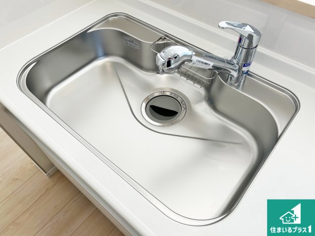 紀の川市西井阪　第3期　新築一戸建ての独立洗面台|清潔感のある洗面台です。フラットな鏡は掃除がしやすく毎日清潔！ホースは引き出して使えるので洗顔やお掃除の際に便利です！