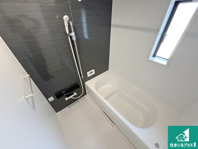 紀の川市西井阪　第3期　新築一戸建ての前面道路含む現地写真|周辺は落ち着いた街並みの住宅地！子育てがしやすい住環境です！まだ未完成ですが、現地でしかわからない事もございます。是非一度ご覧ください。