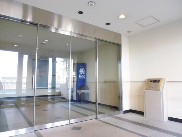 ドゥーエ東十条のエントランス|地下階のエントランスが正門になります。