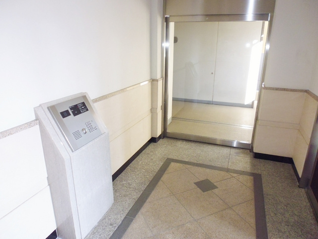 ドゥーエ東十条のセキュリティ|3Ｆエントランスもオートロックです。